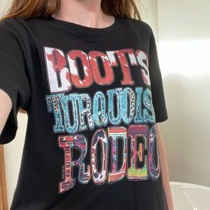 Black medium T-shirt. Boots, turquoise Rodeo .